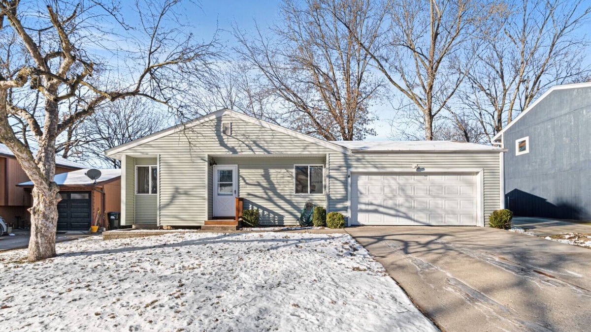 Iowa City House | Hawkeye Haven | Garage | 4 Bd 2 Ba| Sleeps 8