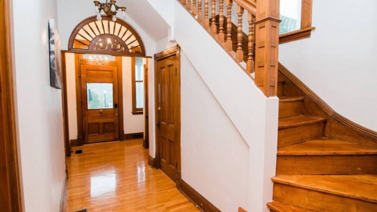 Jefferson City House | Hawkin's House Lower Suite Downtown Jefferson City