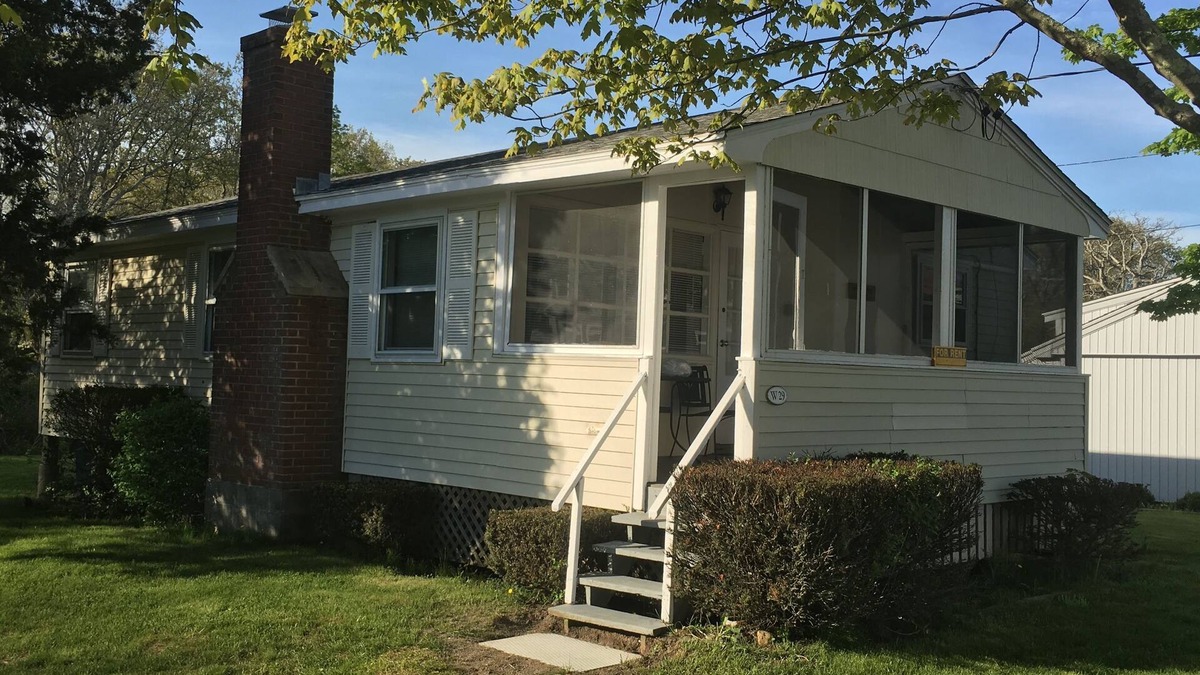 Old Lyme Cottage | Hawks Nest Beach Cottage-Views of Long Island Sound-Tranquil+Relaxing-3br