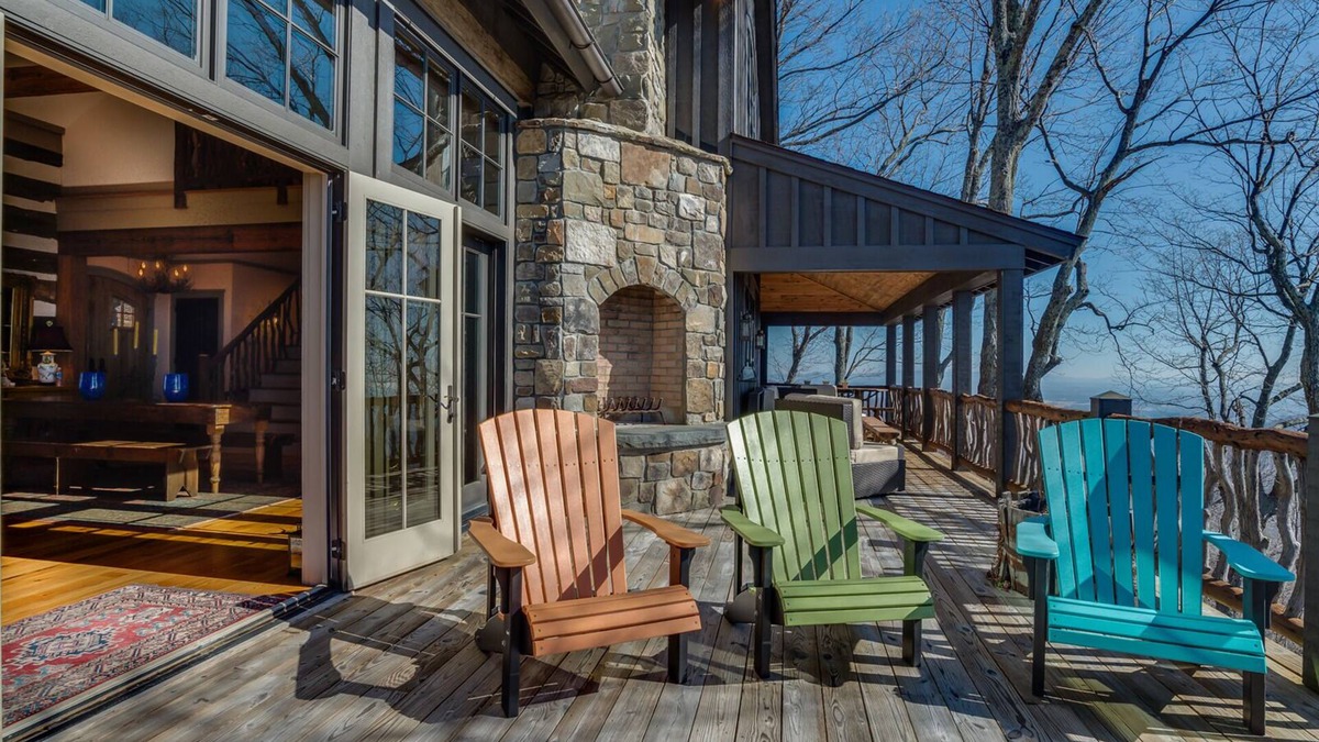 Lynn House | Hawks View | Luxuriously Appointed Home | Less Than 15 Minutes from TIEC