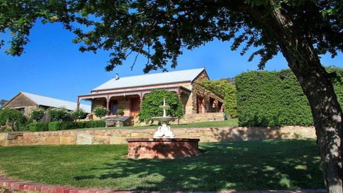 Guildford Cottage | Hawthorn Cottage -Experience the beauty and charm