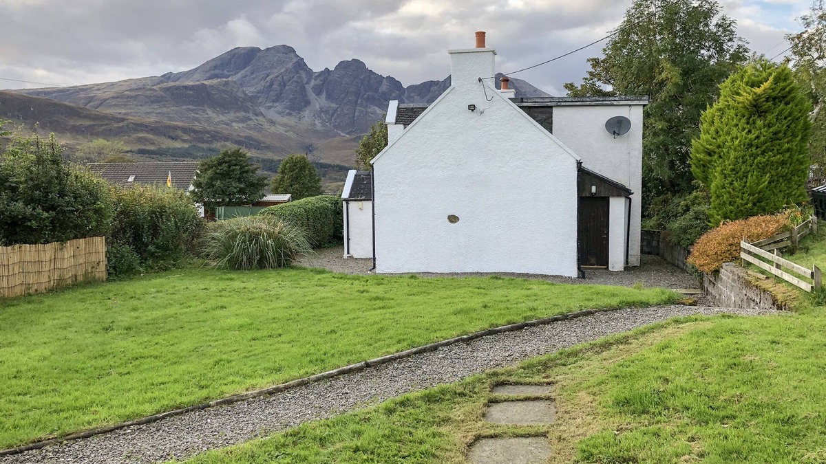 Torrin Cottage | HAWTHORN DENE, pet friendly, country holiday cottage in Broadford
