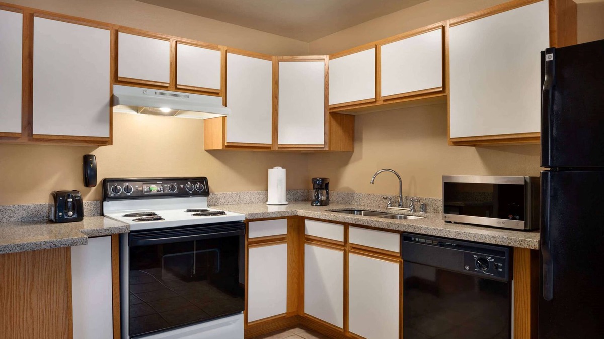 Oak Creek Hotel | Hawthorn Extended Stay by Wyndham Milwaukee Airport