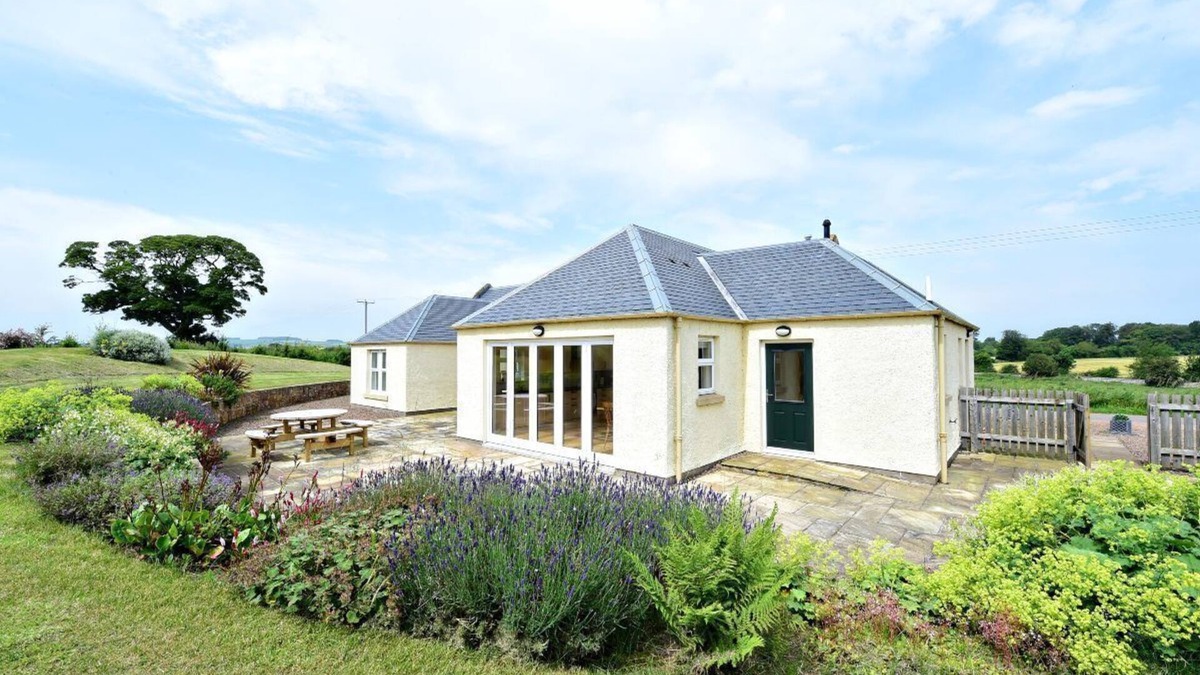 Ormiston House | HAWTHORN HOUSE - spacious home set amidst lush gardens & rolling countryside