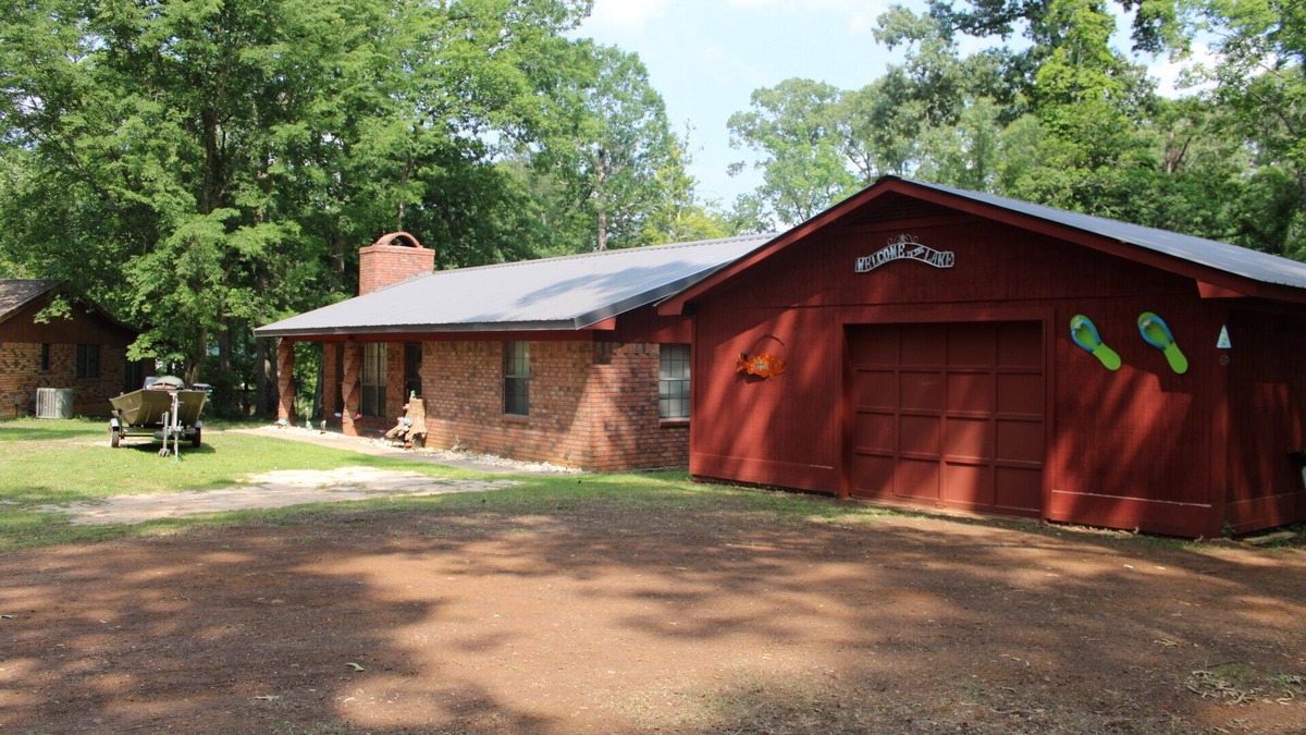 Hemphill House | Hawthorne Fish & Fun LakehousenGame room, wet bar, fire ring, and floating dock.