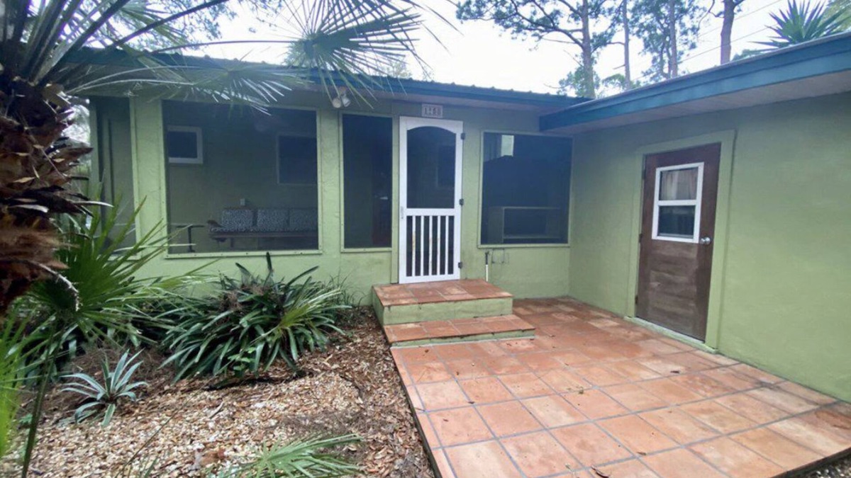 Cedar Key Cottage | Hawthorne Hideaway - A secluded cottage nestled in palms and pines.