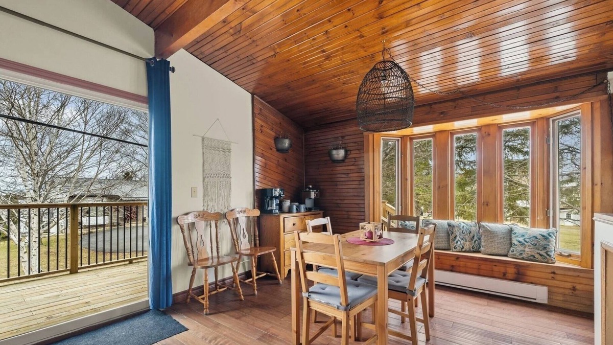 Greater Napanee Cottage | Hay Bay waterfront with private dock - Fabulous Fishing and Ice fishing