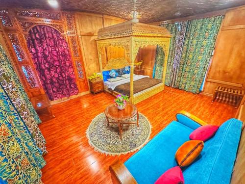 Dal Lake Boat Rental | Hayat Group of houseboats