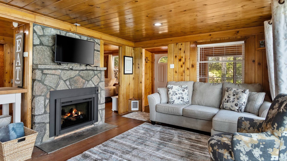 Hayden Lake House | Hayden lake gem steps to water/dock with deck, WD & firepit - dog-friendly