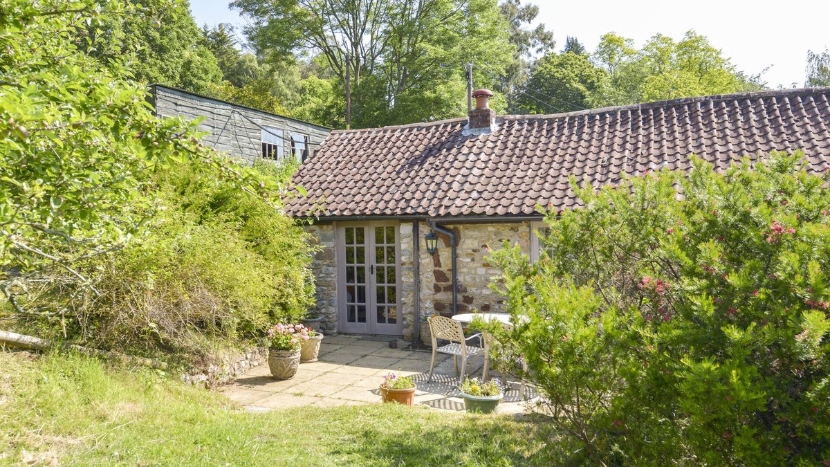 Ebford Cottage | HAYLOFT AT MAGNOLIA LAKE, family friendly, with open fire in Dawlish