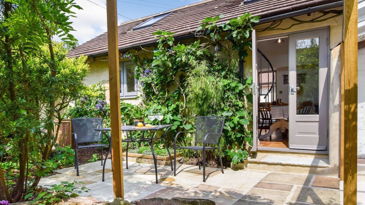 Ozleworth Cottage | Hayloft at Walnut Farm - sleeps 2 guests in 1 bedroom