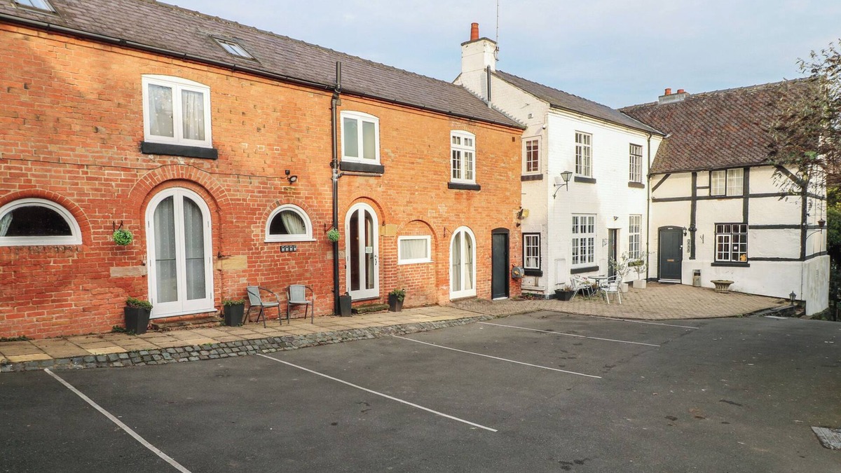 Castle Donington Cottage | HAYLOFT, romantic, with a garden in Castle Donington