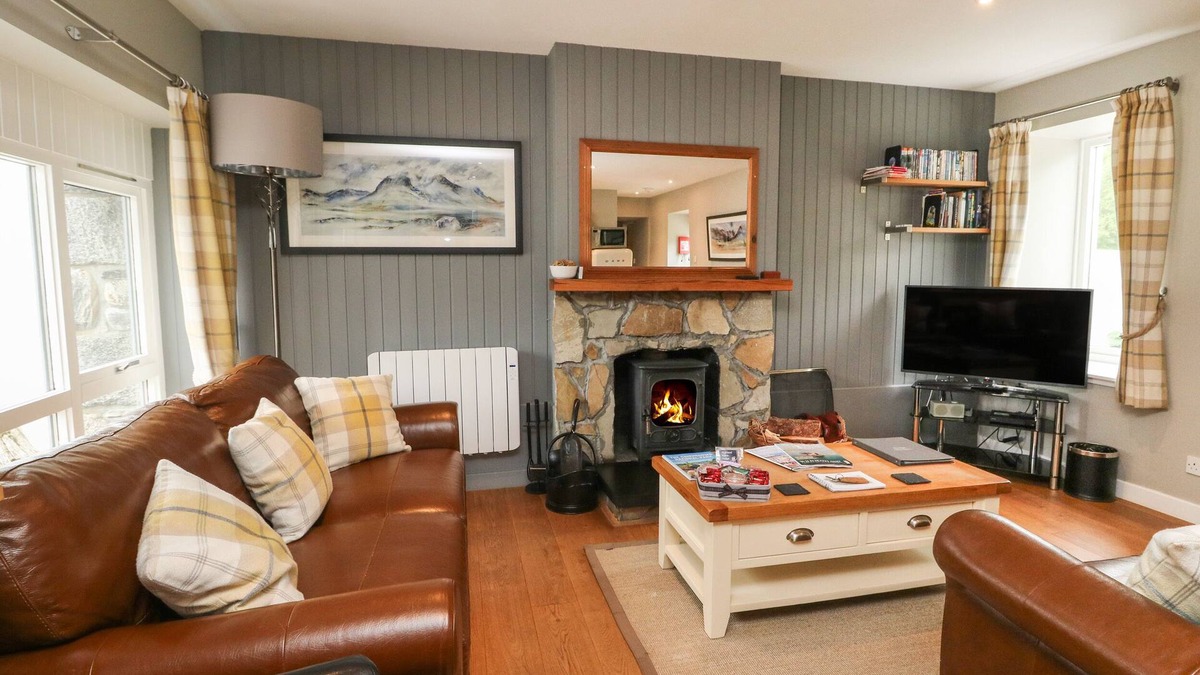 Newtonmore Cottage | HAZEL, pet friendly, character holiday cottage in Newtonmore