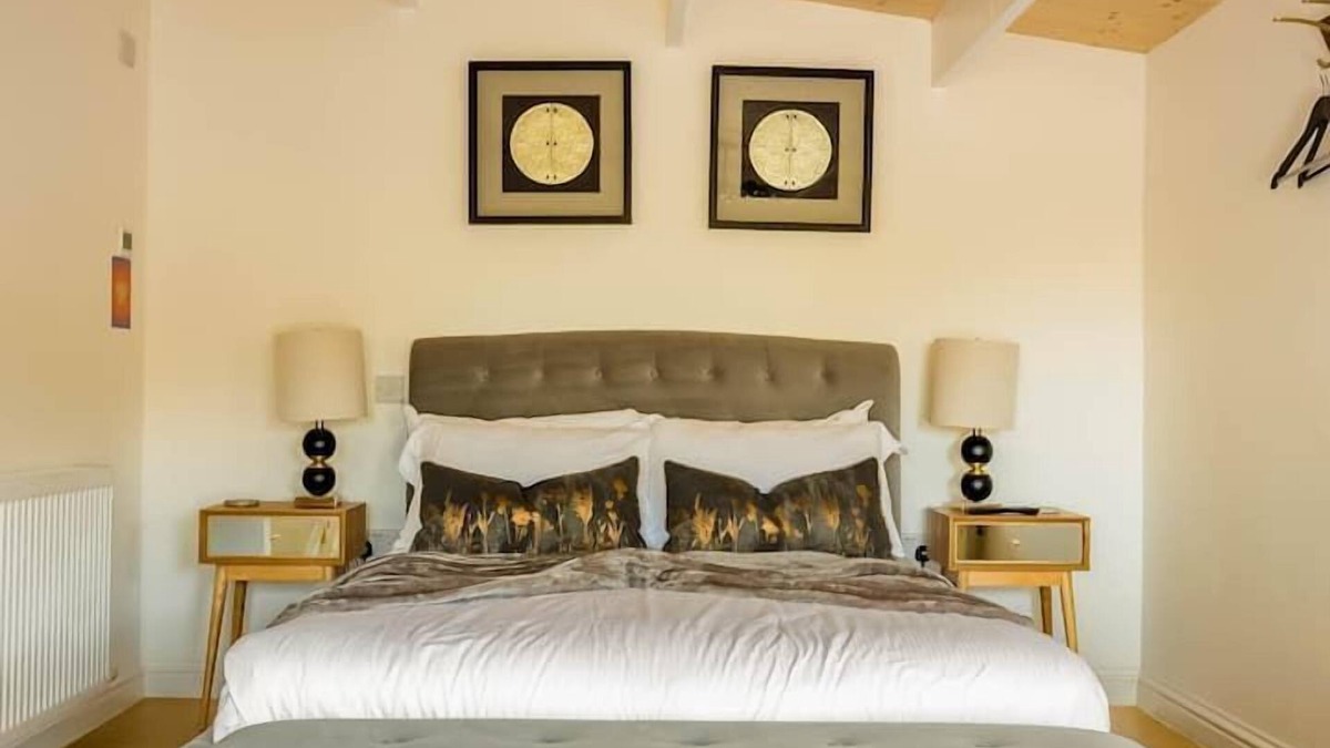 Blandford Saint Mary Ski Chalet | HAZEL - ROMANTIC ESCAPE | SLEEPS 2 | HOT TUB | BBQ | PETS ALLOWED | WI-FI | SECLUDED PATIO