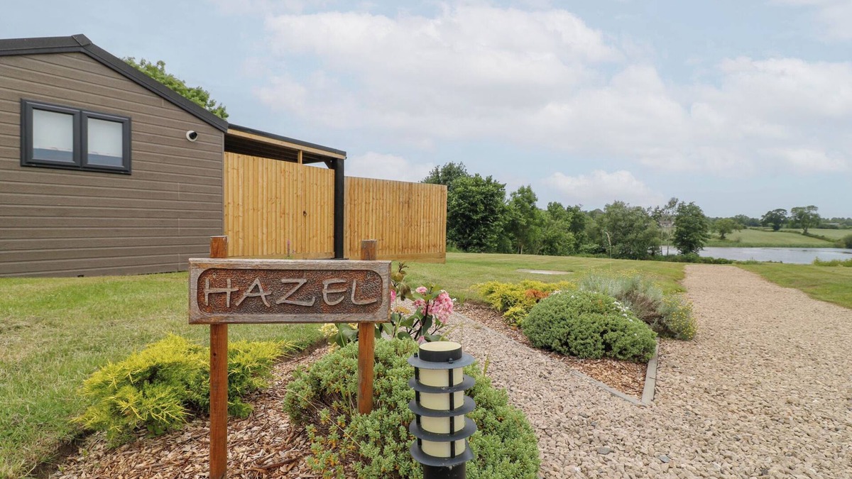 Swadlincote Cottage | HAZEL, romantic, with hot tub in Donisthorpe