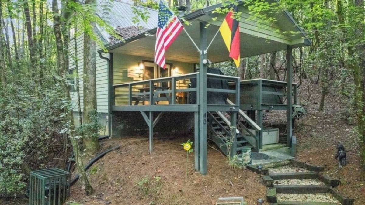 Sautee Nacoochee Cabin | Hazel's Haus | Hot Tub | Fireplace | Wi-Fi | Dogs
