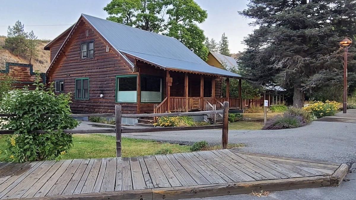 Winthrop House | Hazel's, on the Old Western Boardwalk in Down Winthrop, WA-5 Bedrooms Sleeps 10