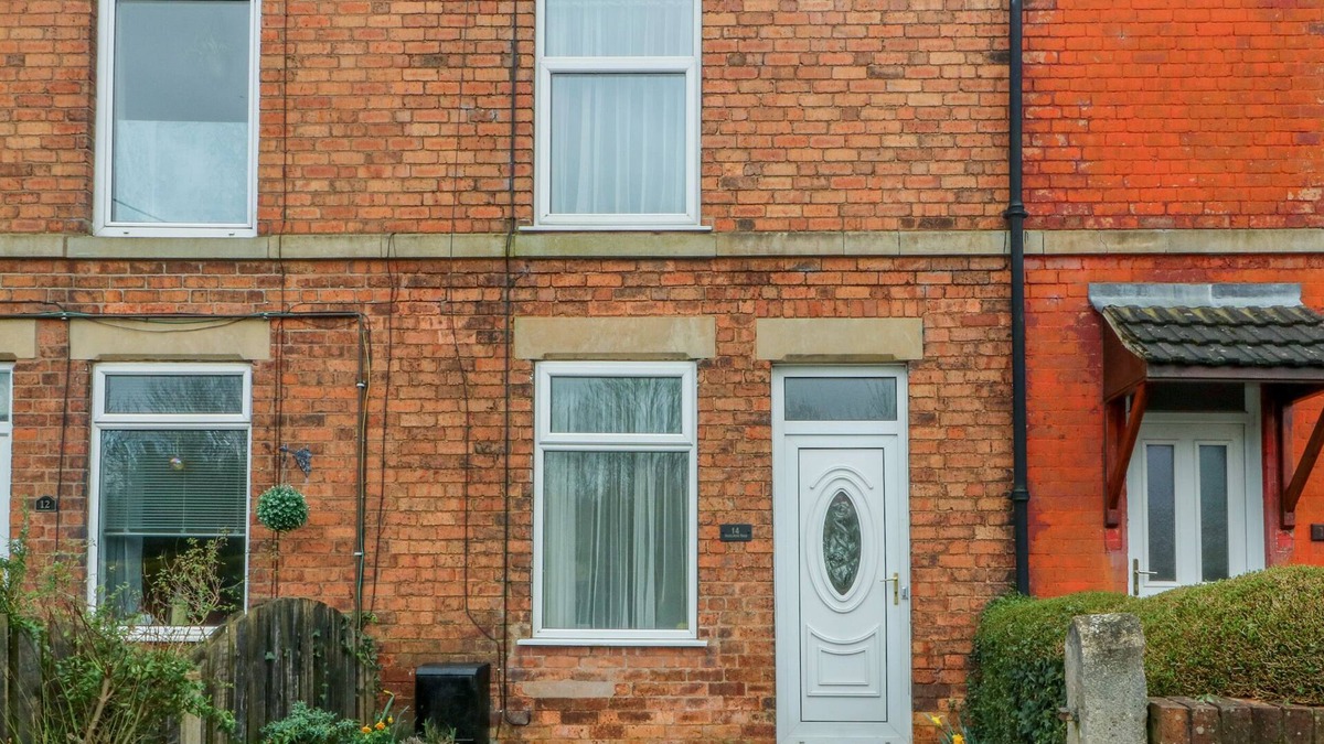 Worksop House | HAZELMERE COTTAGE, pet friendly, with a garden in Creswell