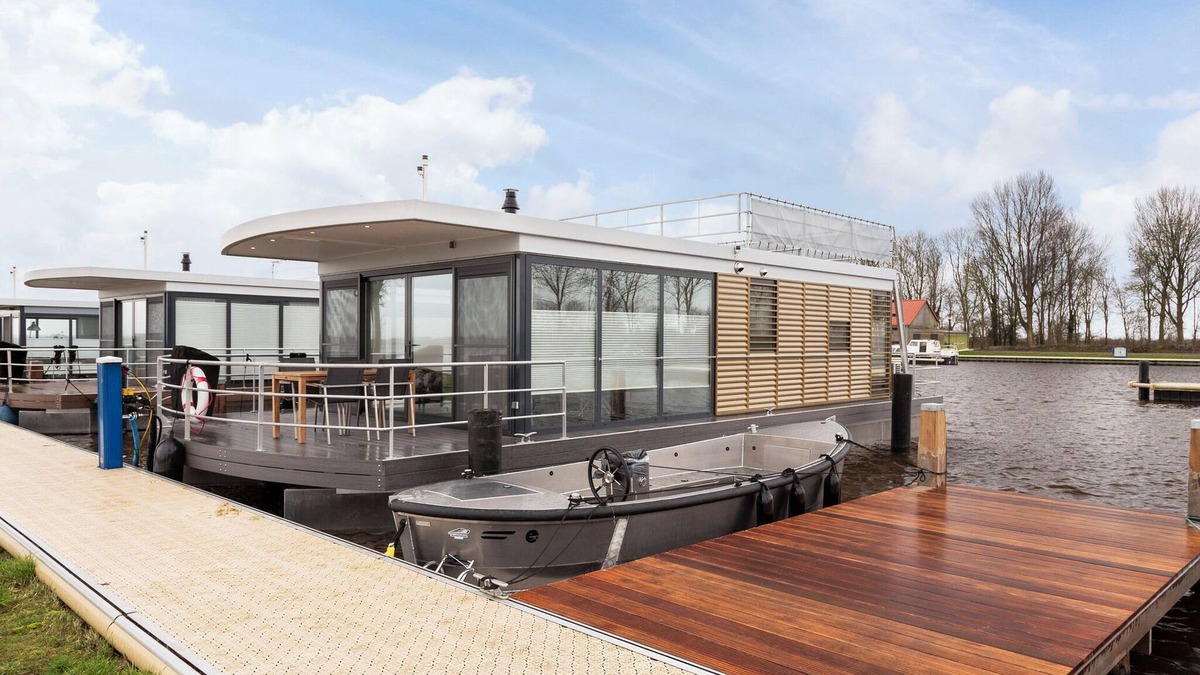 Offingawier Ski Chalet | Hboat 'Elysium' with private jetty 4-14