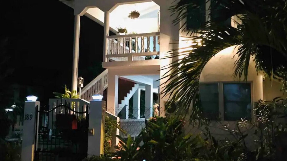Crown Point House | HCeas Apt is 5 mins from the airport Crown point and Pigeon Point beach