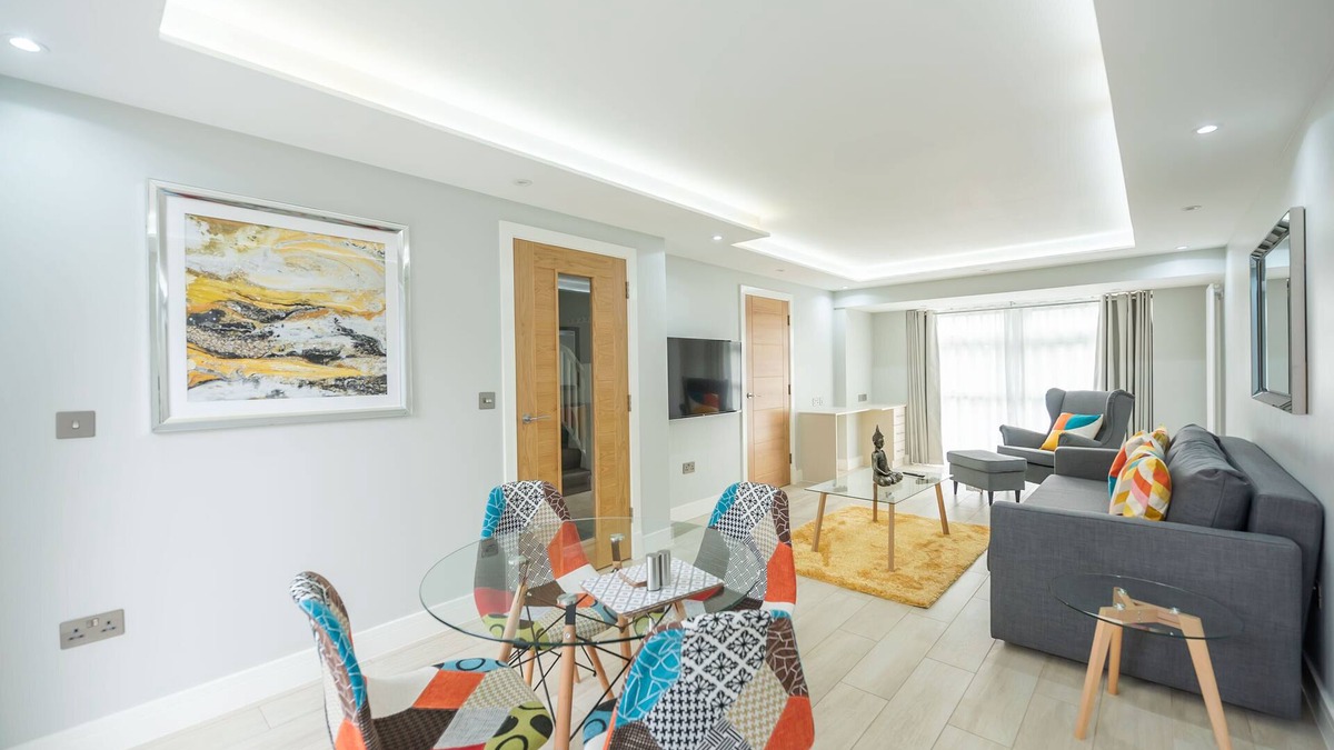 Reading House | Headley House - Holiday Home with Garden & Parking
