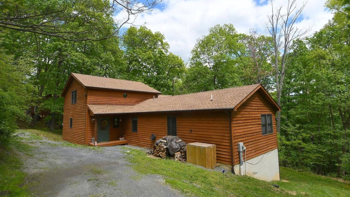 Berkeley Springs House | Healing House - fireplace, wifi, 2 kings, furnished den, screen porch, pool access