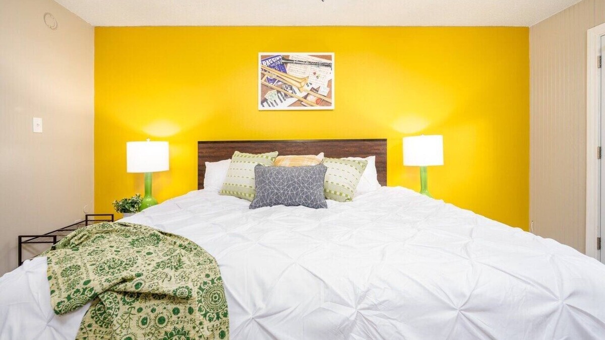 Pineville Apartment | Healthcare Stay Fast WiFi W/D King Bed TV Pet