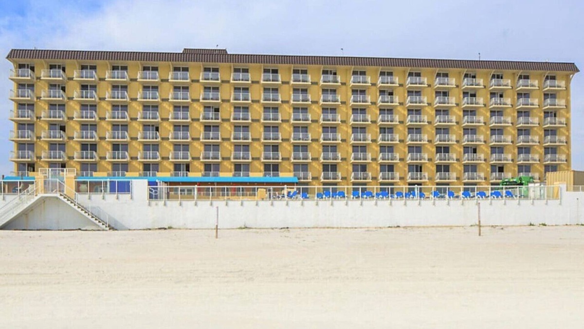 Ormond Shores Condo | Hear the Atlantic waves in this Studio resort apt in Ormond Beach with vacation amenities