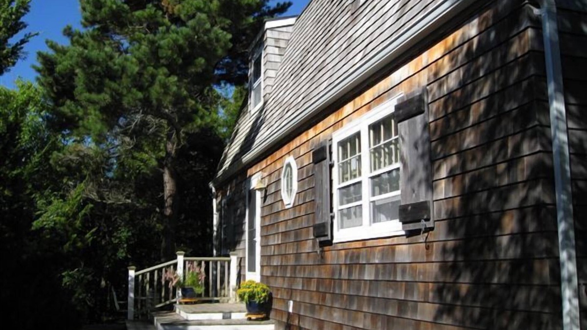 Amagansett Dunes Cottage | Hear Waves Crashing From Home - Steps To Private Ocean Beach
