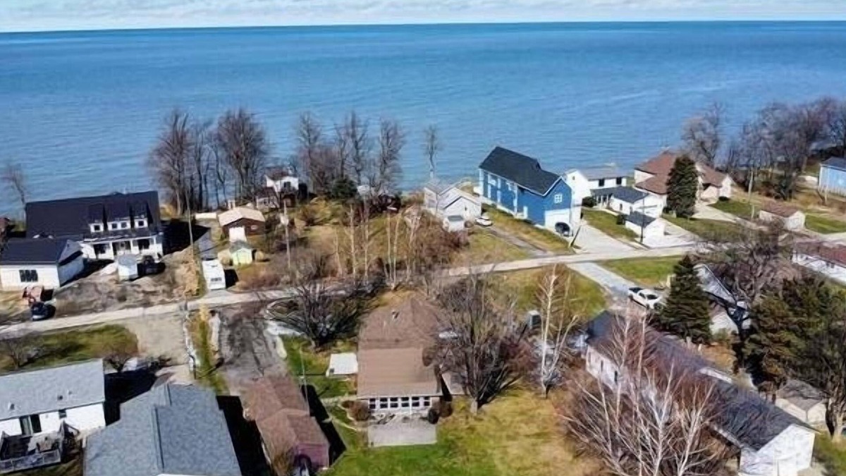 North East House | Heard it Through the Grapevine is a charming 3 - bedroom house in North East PA.