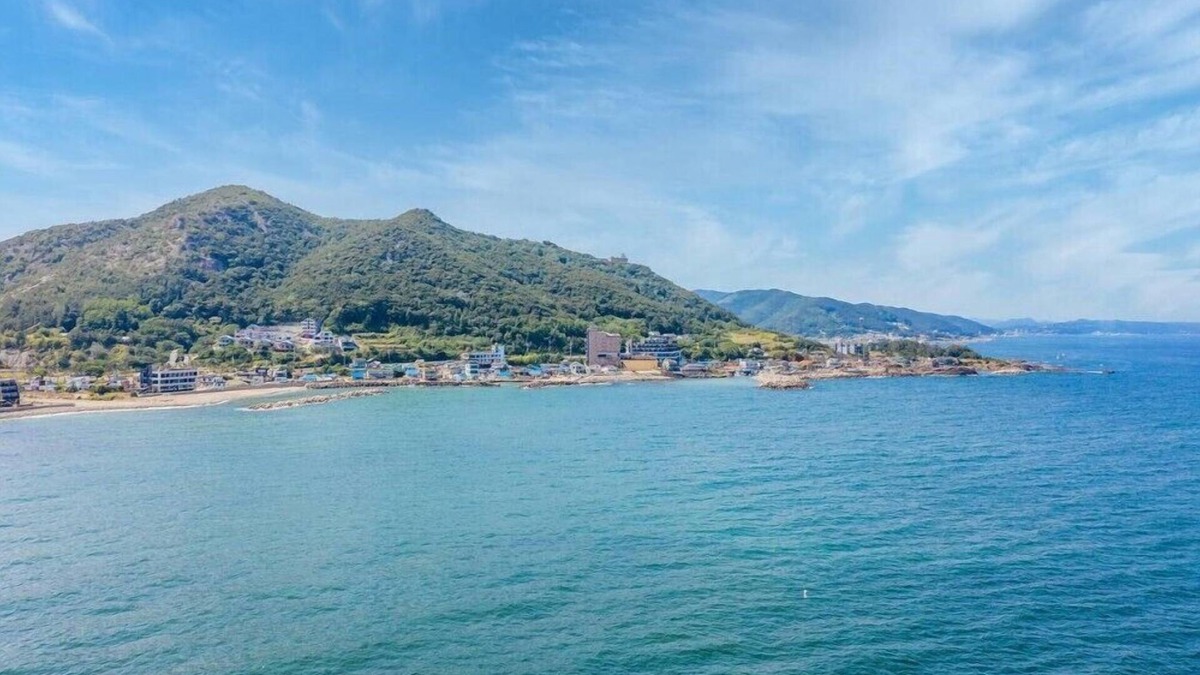 Yeongdeok House | Heart Blue Road Town Pension