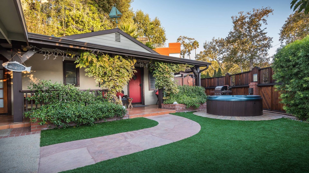 Santa Monica Canyon House | HEART HOUSE AT THE BEACH! 1 block from the beach in our comfy bungalow.