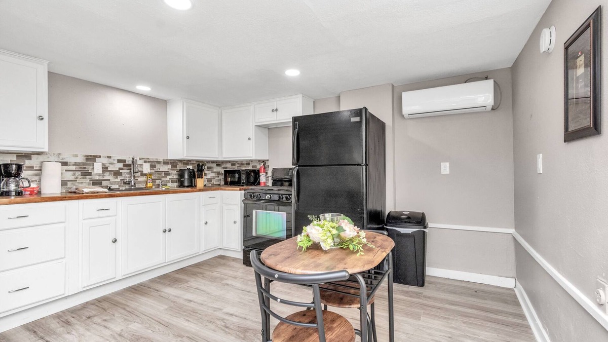 Baytown Apartment | Heart of Baytown: Modern 1BR! 30mins to Houston