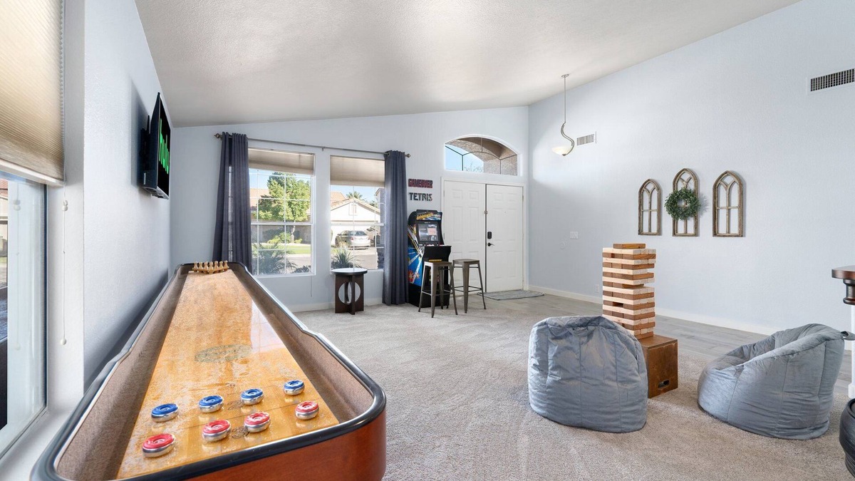 Chandler House | Heart of Chandler Pool Putting green 2060ft²