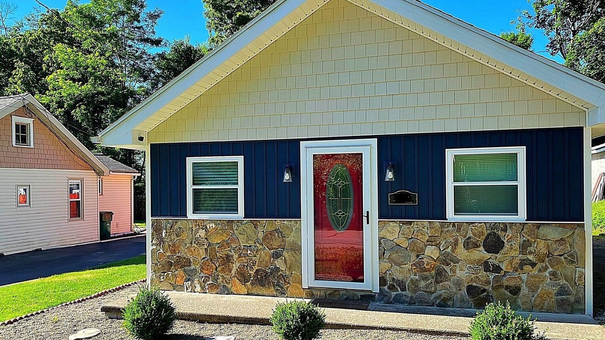 Conneaut Lakeshore Cottage | Heart of Conneaut Lake - Close2Water - Full Kitchen - Central A/C