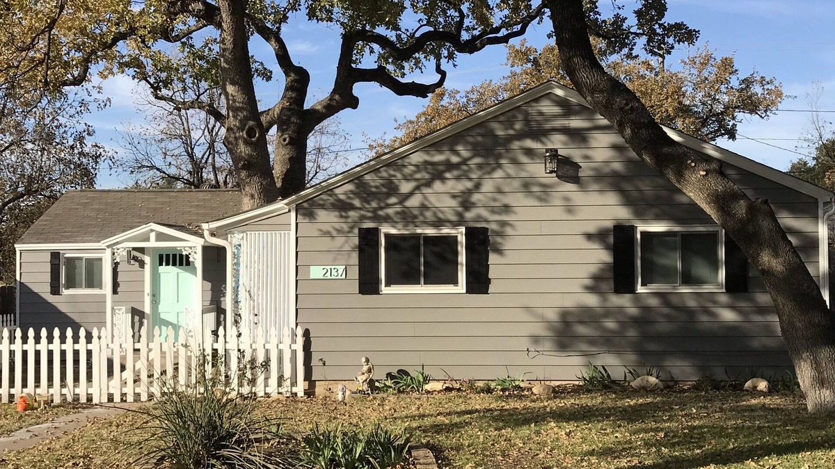 Oakhurst House | "Heart of Cowtown" 50% off monthly stay