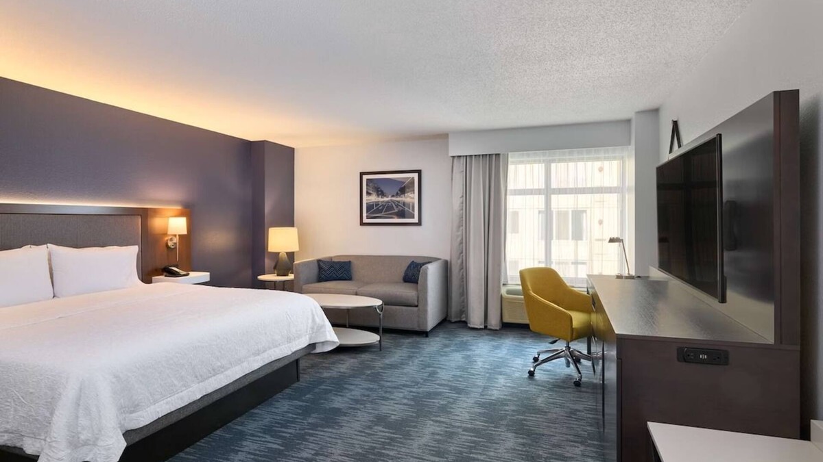 Mount Vernon Triangle Hotel | Heart of D.C.: Modern Amenities Close to Historic Monuments & Chinatown