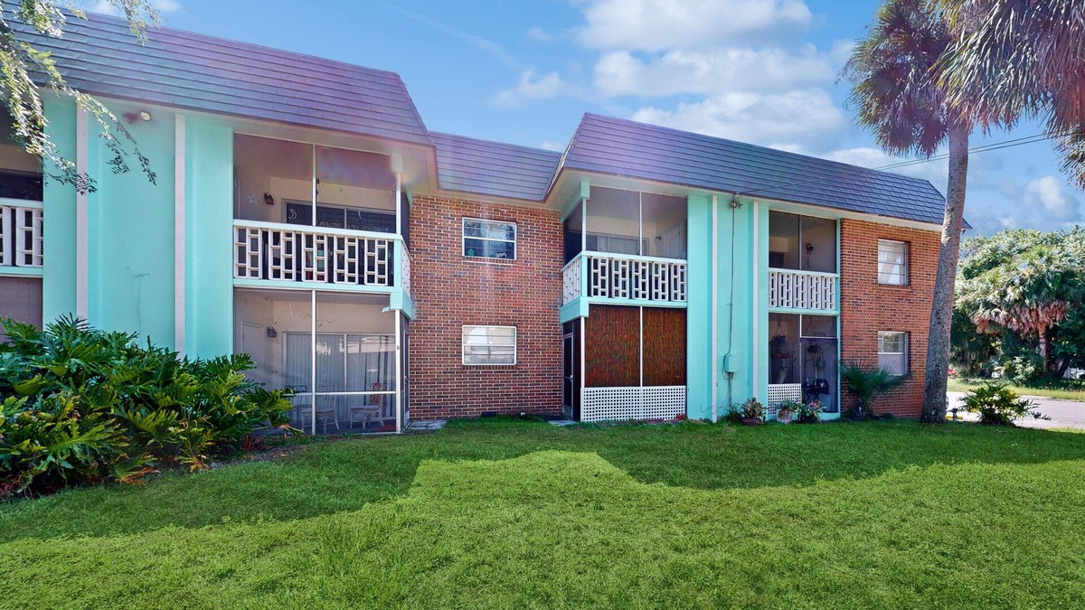Eustis Apartment | Heart of downtown with a Lake-Front Views, Dog-Friendly