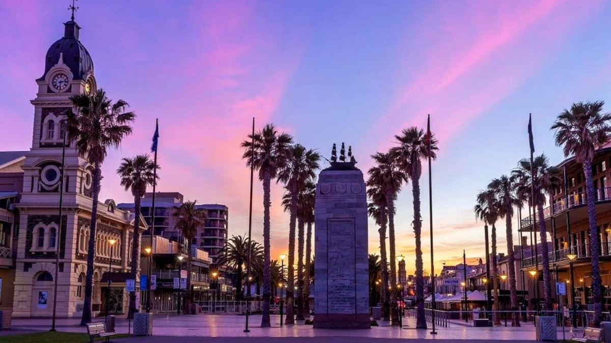 Glenelg Apartment | Heart of Glenelg - walk to beach and restaurants