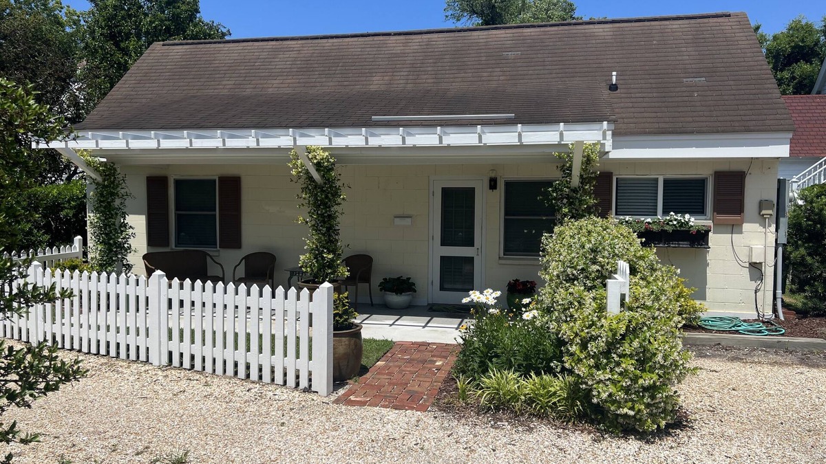 Morehead City Cottage | Heart of Historic Beaufort - 129 Craven Streetn300 feet from Beaufort Waterfront