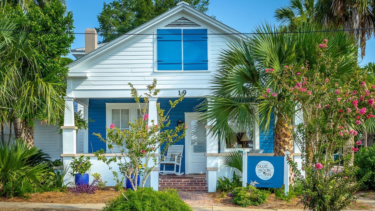 Historic Downtown Apalachicola Cottage | Heart of Historic Apalachicola, Nostalgic Florida “Blue Moon Cottage ”