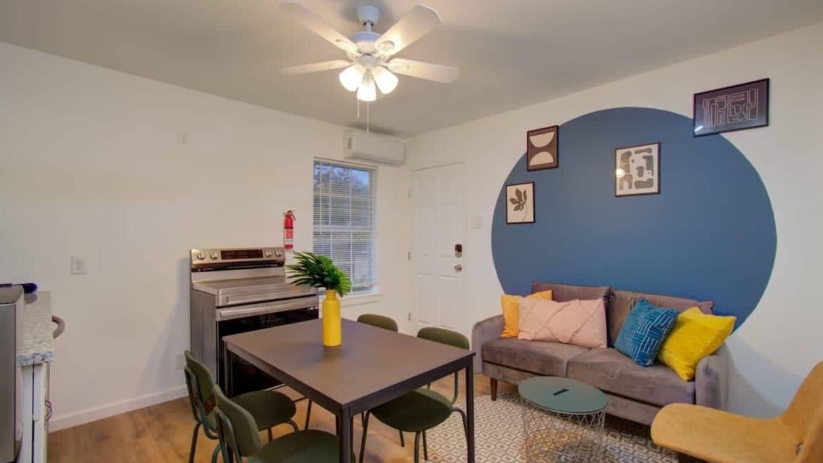 Greater East End Apartment | Heart of Houston - 2-BD/1-BA w Kids Playground