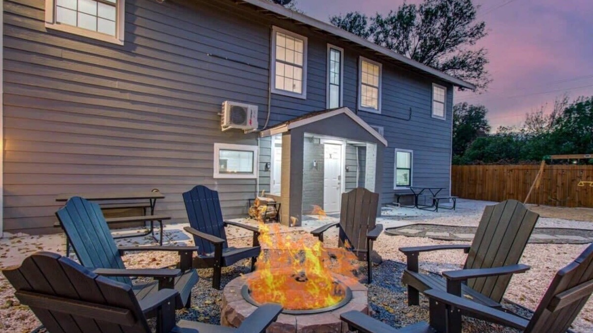 Greater East End House | Heart of Houston - 8-BD/4-BA with Yard