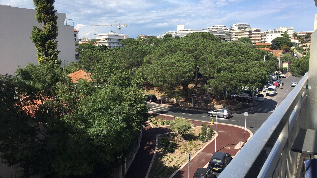 Juan-les-Pins Apartment | Heart of Juan, pinewood, beaches, Studio bright cabin .superbe location.