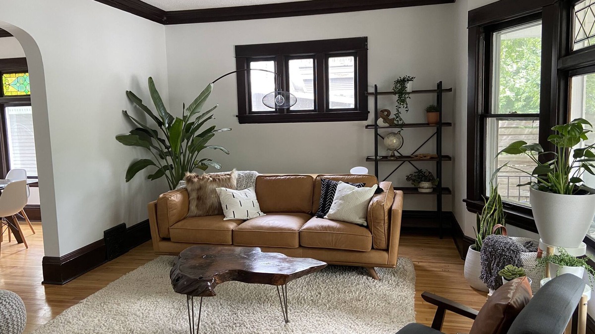 Ecco House | Heart of Lakes & Uptown -walk to coffee, lakes and shops + mins from MOA and DT