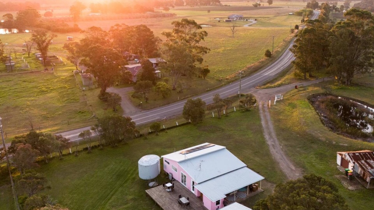 Keinbah House | Heart of Lovedale - Experience our charming pink home in Hunter Valley.