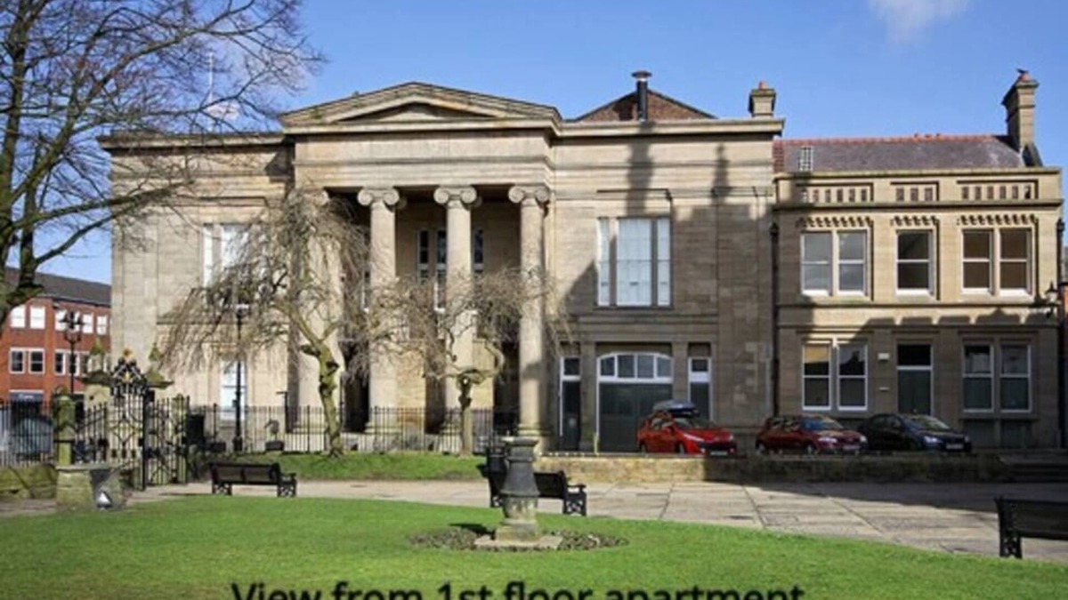 Macclesfield Condo | Heart of Macclesfield 2 Bedroom Grade II Apartment