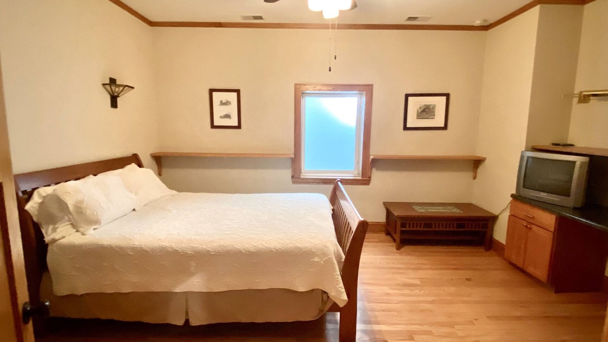 Oak Park Apartment | Heart of Oak Park, train ride to downtown Chicago. WIFI & Cable Included!
