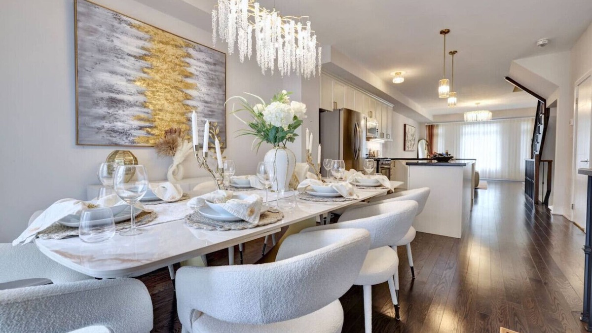 Lakeview Apartment | Heart of Port Credit | Lakefront,Dining & Shopping