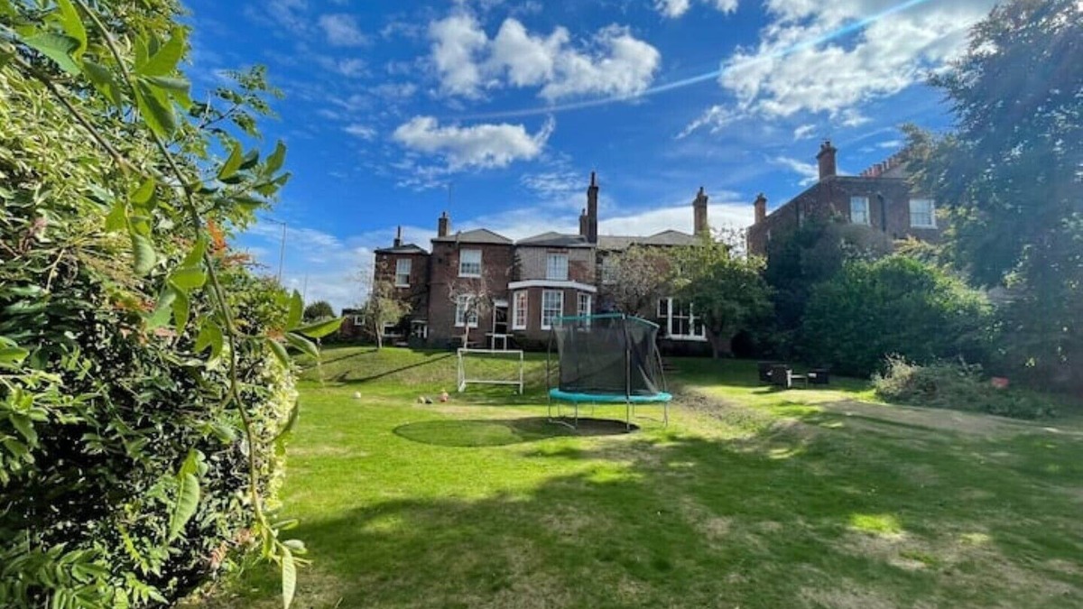 Reading House | Heart Of Reading, Free Breakfast + Parking + Games + BBQ + Firepit